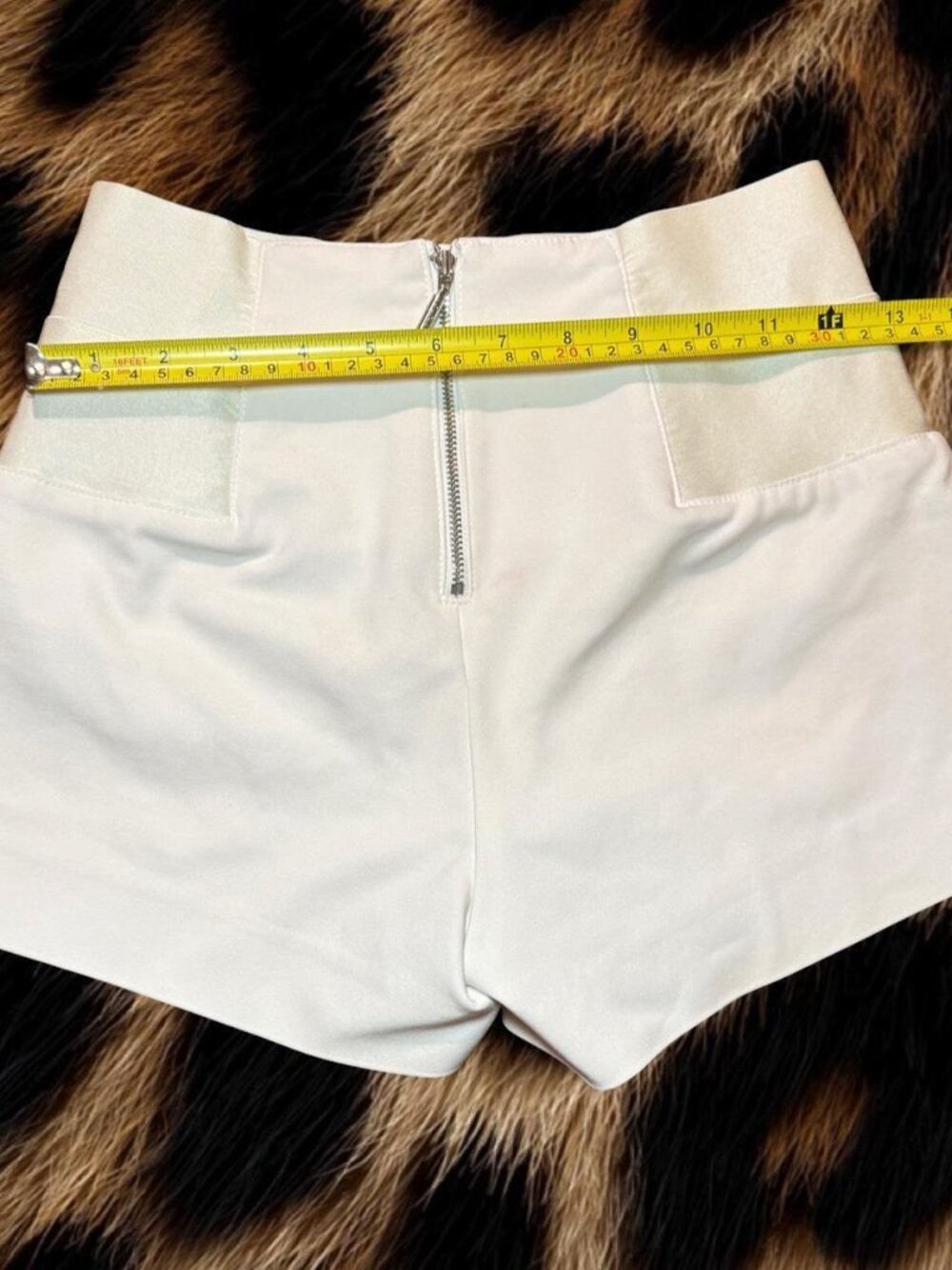 Y2K Guess hwhite shorts with zipper detail - Picture 5 of 5